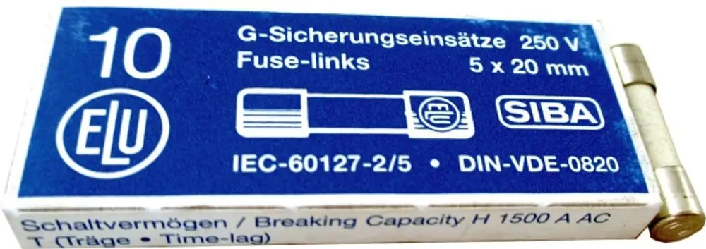 Blaues Verpackungsdesign mit der Aufschrift „Feinsicherung 10A Träge 250V“, Marke Wolf, und Symbolen für Sicherheit und technische Spezifikationen.